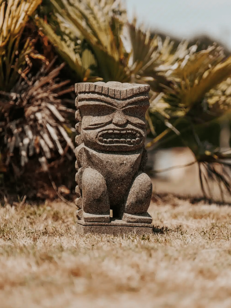 Statue tahitienne ancienne en bois sculpté, symbolisant la divinité ou l’ancêtre, art primitif polynésien